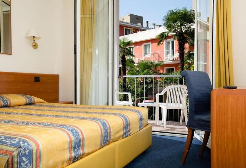 اتاق استاندارد با چشم‌انداز باغ, Brione Green Resort