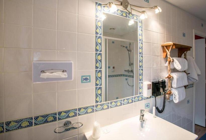 اتاق خانوادگی, Brit Hotel Des Halles