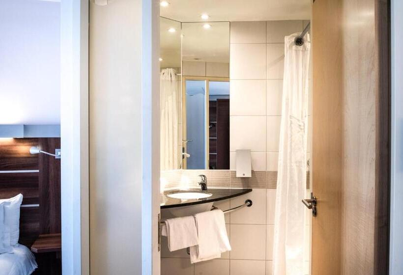 اتاق سوپریور با چشم‌انداز, Holiday Inn Express Marseille Saint Charles, An Ihg