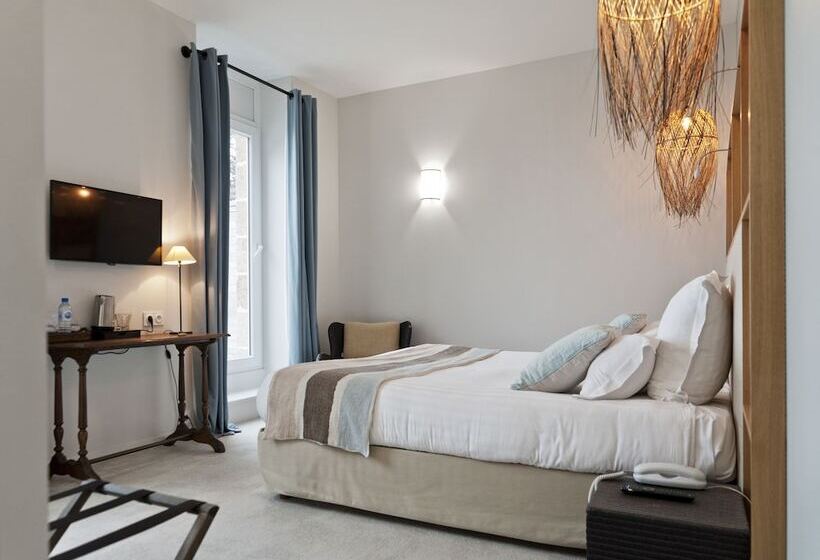 带海景的带双人床的标准间, Hôtel Les Costans, The Originals Relais