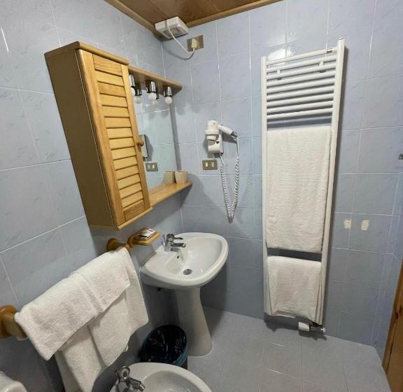 Economy Triple Room, Meuble' Joli