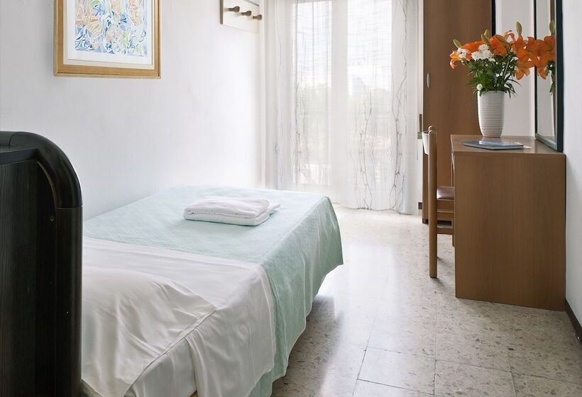 اتاق استاندارد یک نفره, Tritone