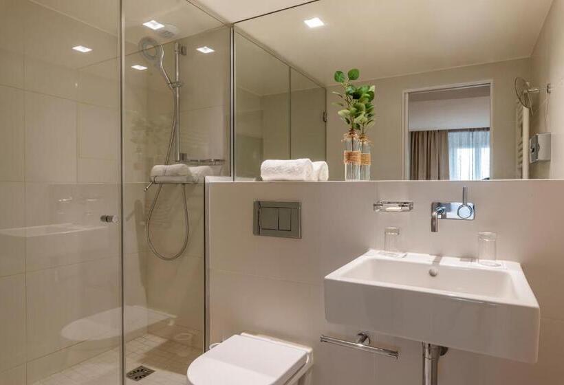 اتاق کلاب, 9hotel Opera