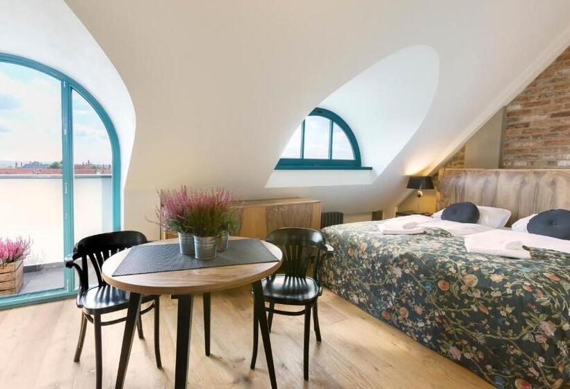 استودیوی استاندارد, Antique Apartments Plac Szczepański