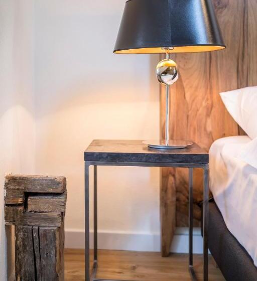 استودیوی استاندارد, Antique Apartments Plac Szczepański