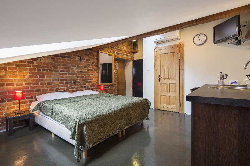 استودیوی استاندارد, Antique Apartments Plac Szczepański