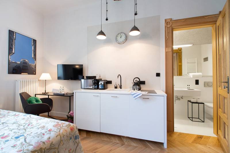 استودیوی استاندارد, Antique Apartments Plac Szczepański