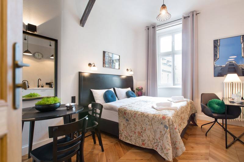 استودیوی استاندارد, Antique Apartments Plac Szczepański