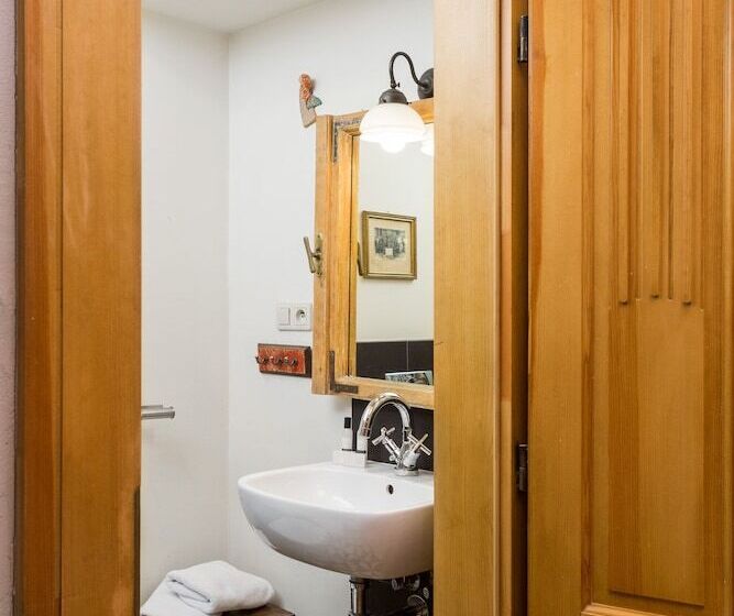 استودیوی استاندارد, Antique Apartments Plac Szczepański