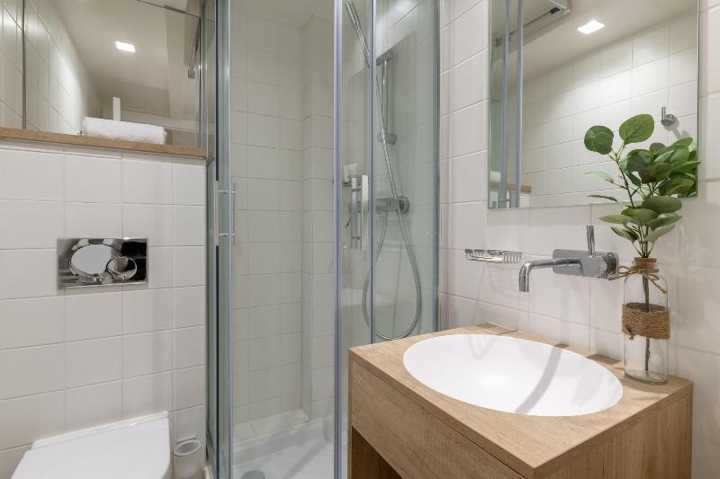 اتاق کلاب, 9hotel Opera