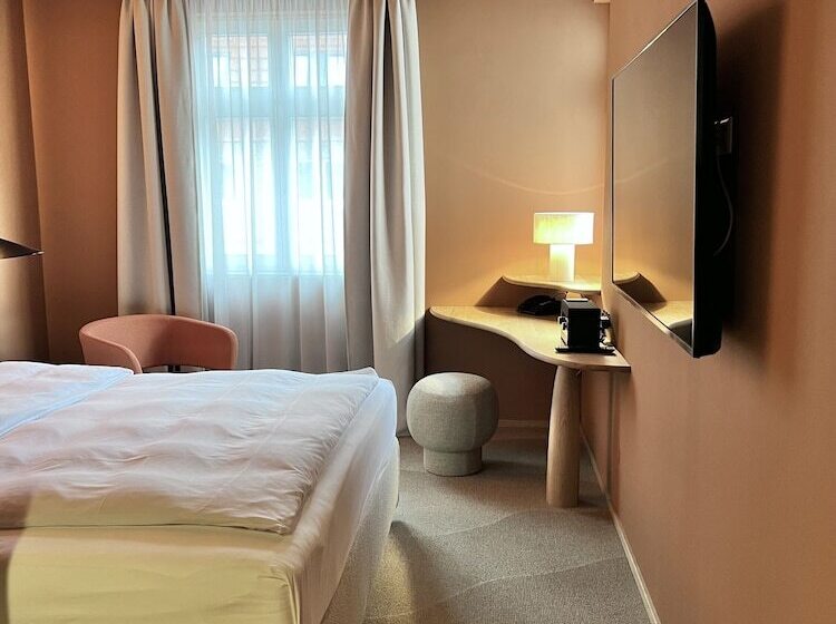 اتاق استاندارد, Adelante Boutique
