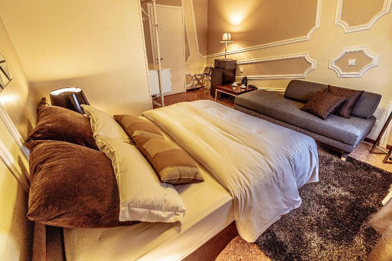 سوییت جونیور, Avogaria 5 Rooms