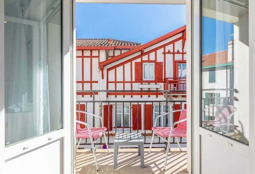 اتاق راحتی, Hôtel Kemaris