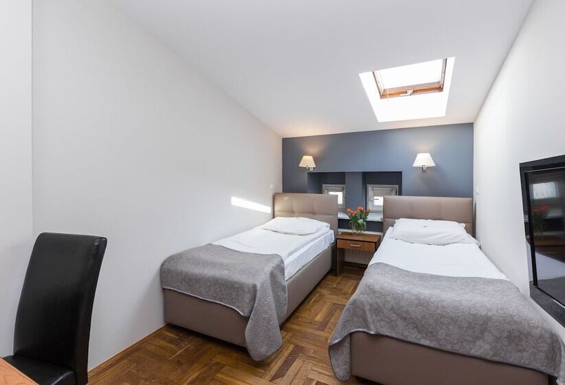 Economy Zimmer, Floryan Old Town