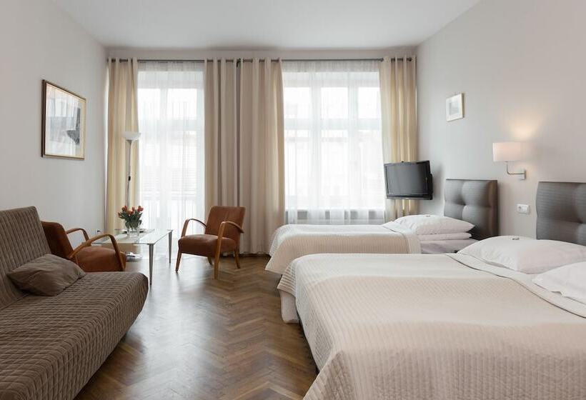 Superior Triple Room, Floryan Old Town