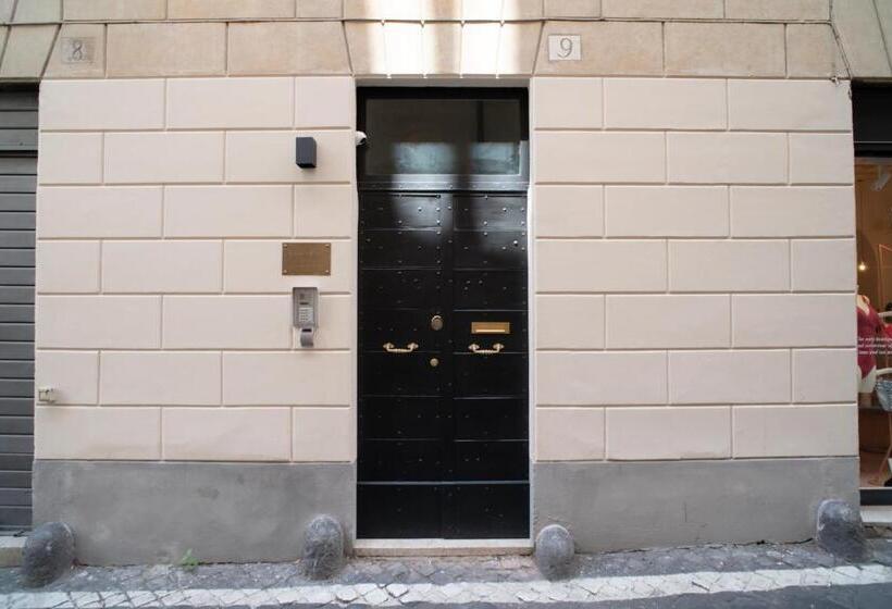اتاق لوکس, Kame Hall