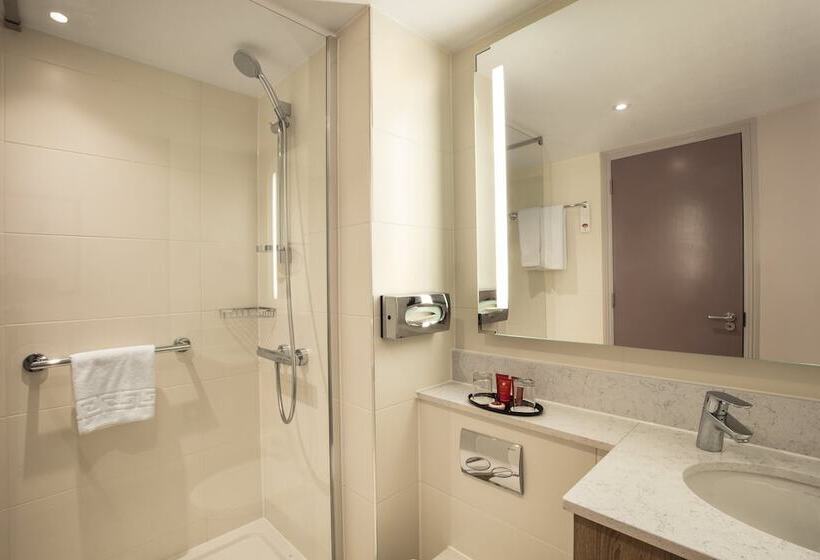 اتاق استاندارد سه نفره, Leonardo  London Heathrow Airport