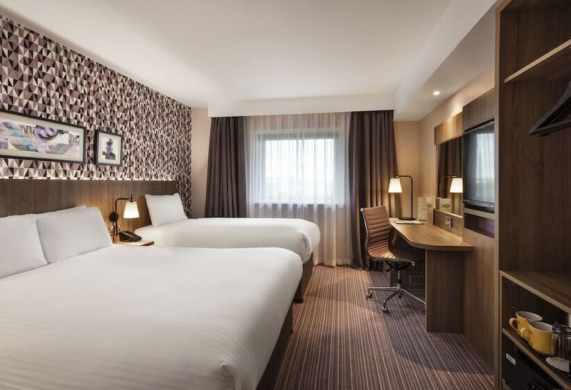 اتاق استاندارد سه نفره, Leonardo  London Heathrow Airport