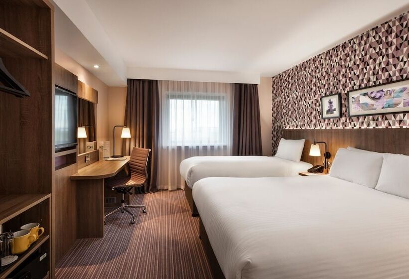 اتاق استاندارد سه نفره, Leonardo  London Heathrow Airport