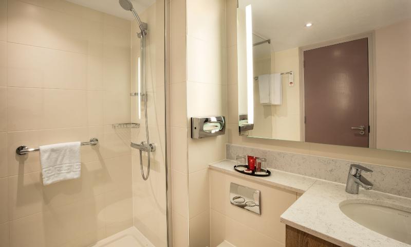 اتاق استاندارد سه نفره, Leonardo  London Heathrow Airport