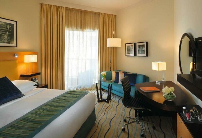 带大床的行政房间, Mövenpick Hotel Jumeirah Beach