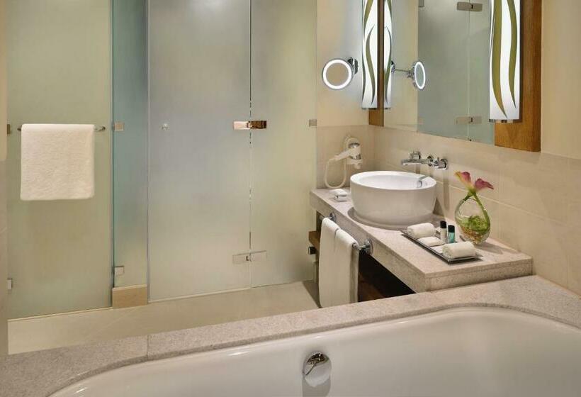 带大床的高级房间, Mövenpick Hotel Jumeirah Beach