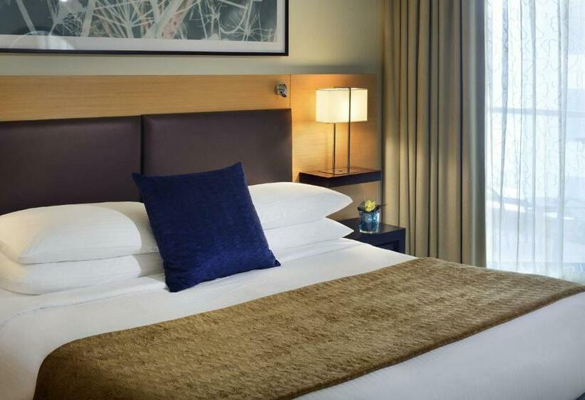 带大床的高级房间, Mövenpick Hotel Jumeirah Beach
