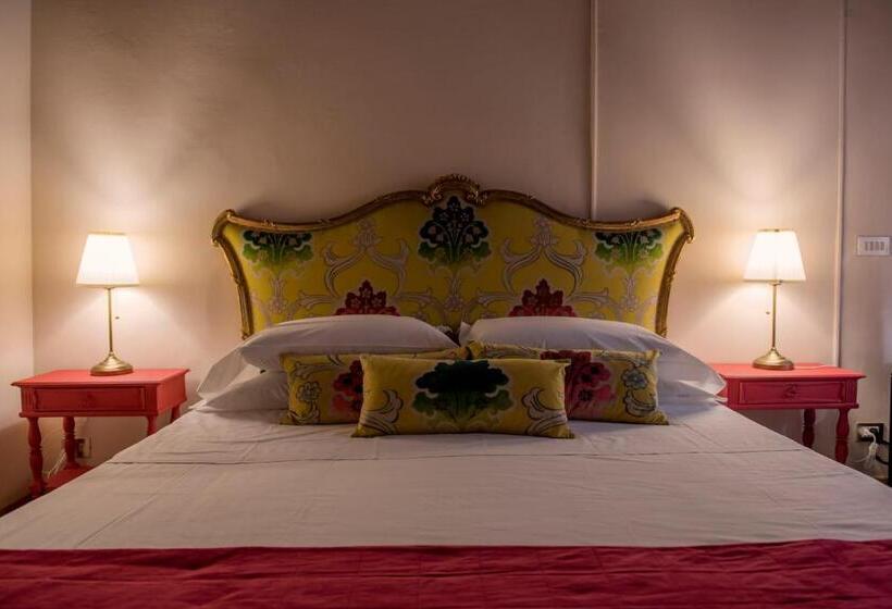 Superior Room King Size Bed, N4u Guest House Florence