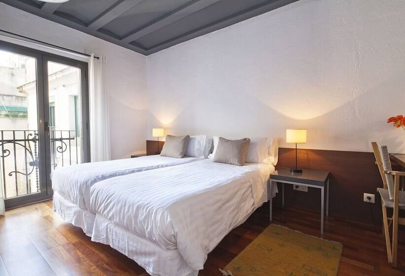 2 Bedroom Apartment, Inside Barcelona Apartments Esparteria