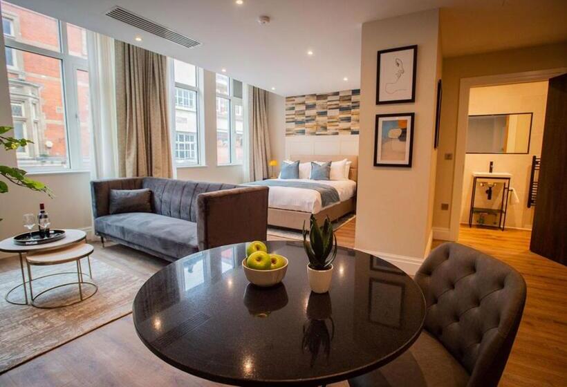 استودیوی لوکس, The Gresham Apart