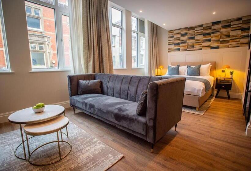 استودیوی لوکس, The Gresham Apart