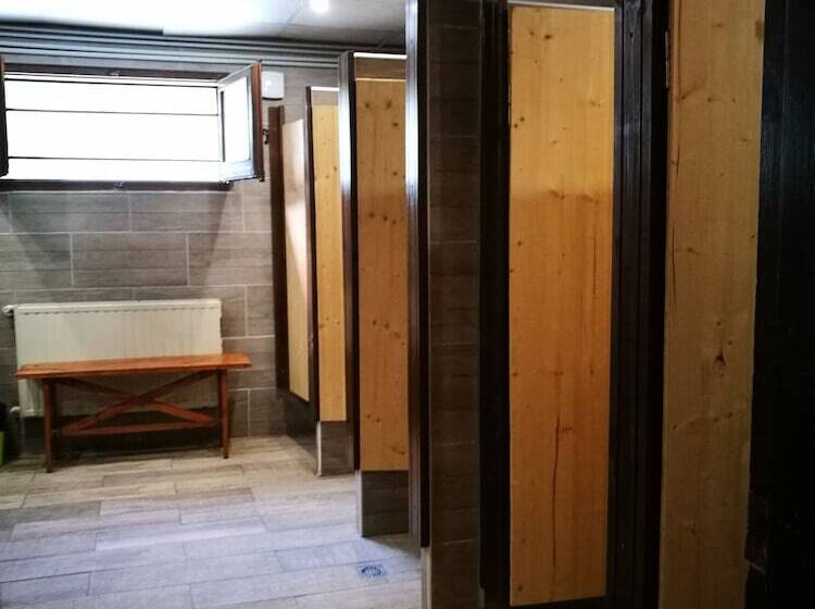 اتاق استاندارد با سرویس بهداشتی مشترک, Alberg Les Daines