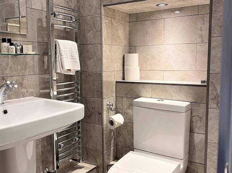اتاق لوکس با چشم‌انداز باغ, Glenalmond House