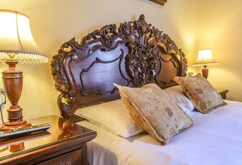 اتاق لوکس با چشم‌انداز باغ, Glenalmond House