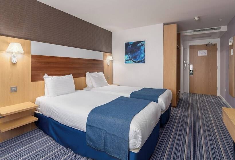 اتاق استاندارد, Holiday Inn Express Leigh  Sports Village