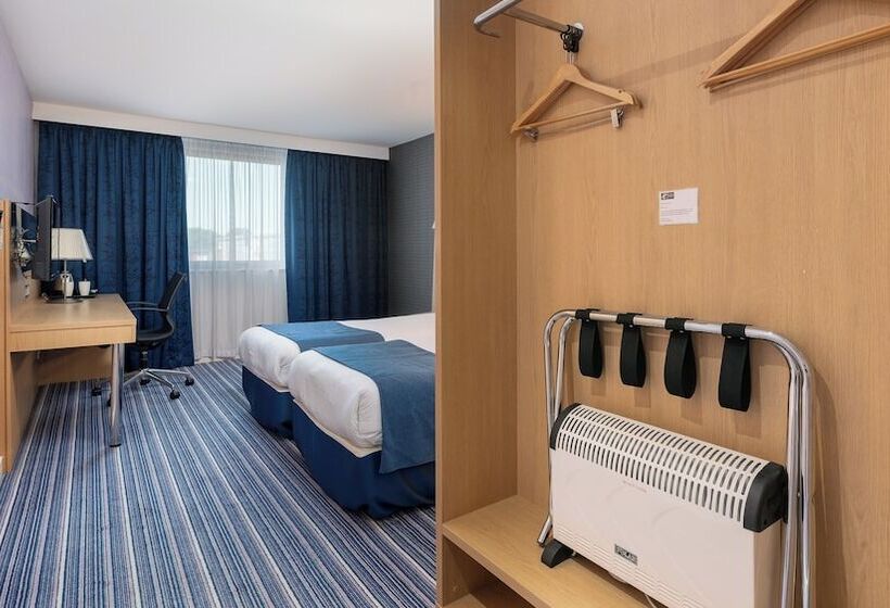 اتاق استاندارد, Holiday Inn Express Leigh   Sports Village, An Ihg