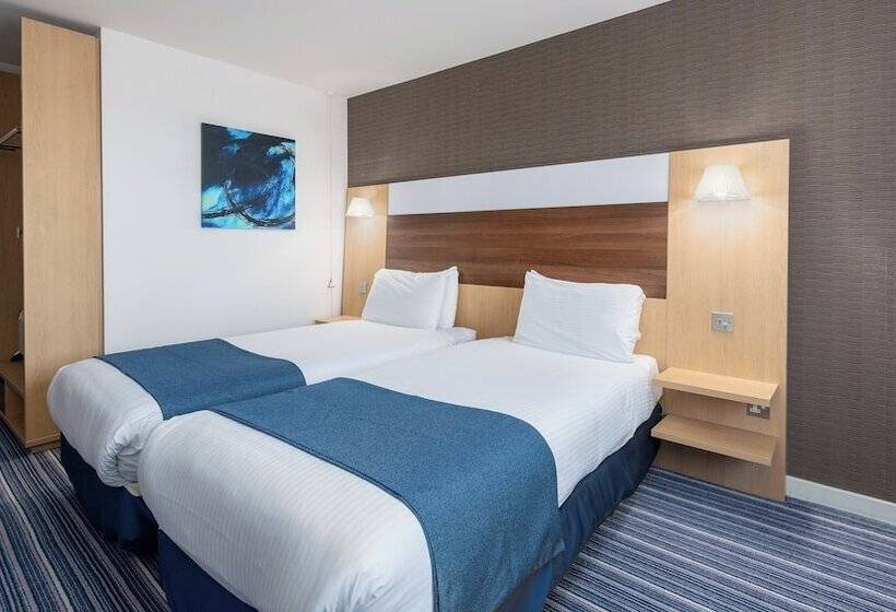 اتاق استاندارد, Holiday Inn Express Leigh   Sports Village, An Ihg