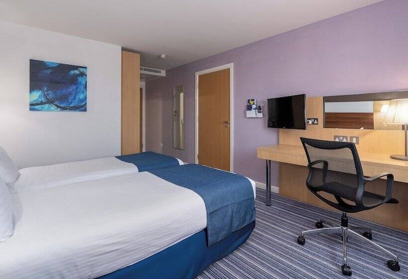 اتاق استاندارد, Holiday Inn Express Leigh  Sports Village