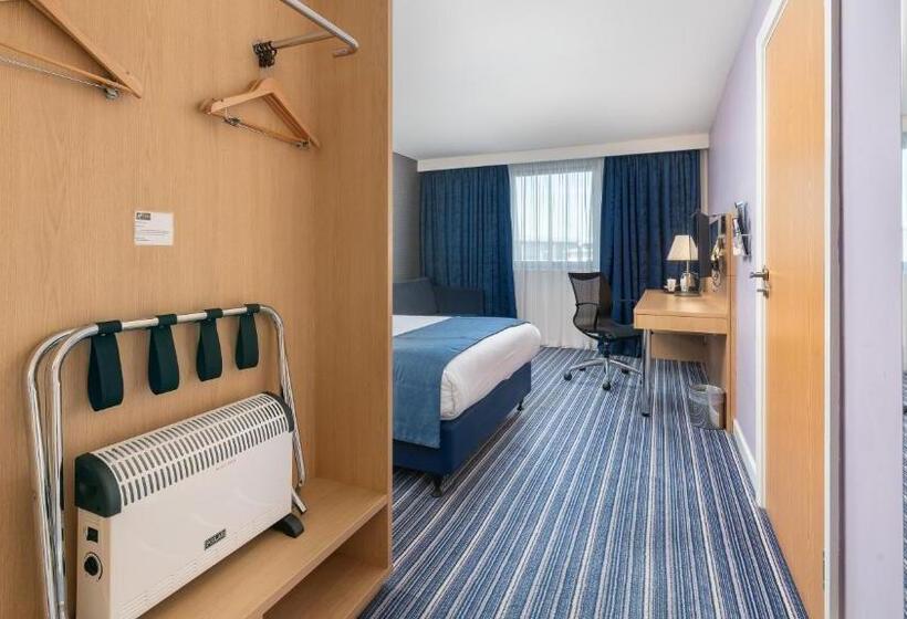 اتاق استاندارد, Holiday Inn Express Leigh  Sports Village