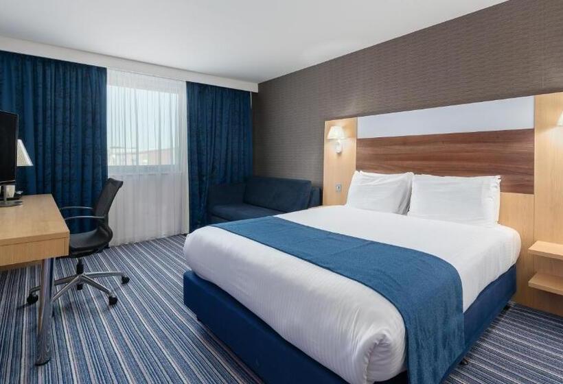 اتاق استاندارد, Holiday Inn Express Leigh  Sports Village