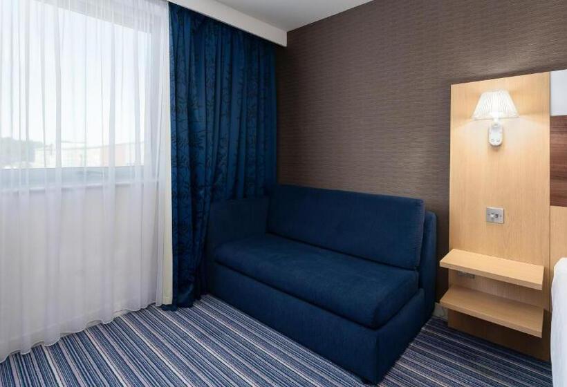 اتاق استاندارد, Holiday Inn Express Leigh  Sports Village