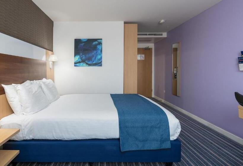 اتاق استاندارد, Holiday Inn Express Leigh  Sports Village