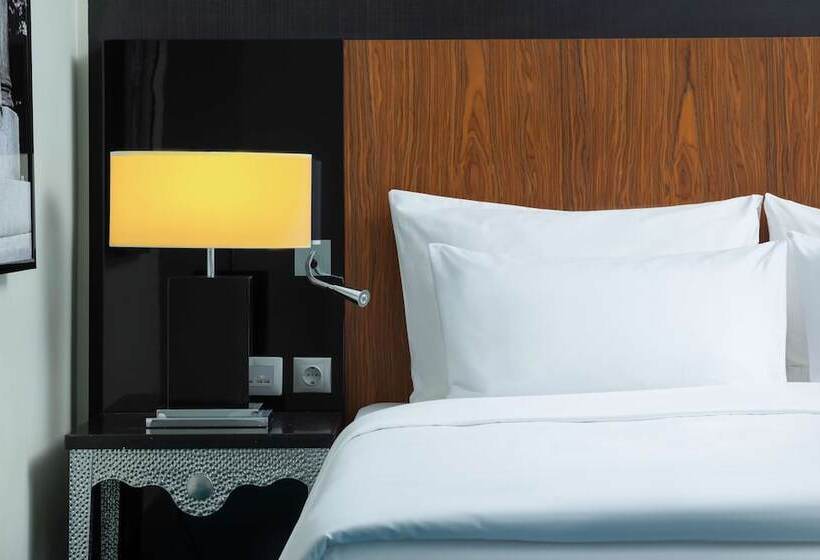 اتاق سوپریور با چشم‌انداز زمین گلف, Radisson Blu Hotel, Abu Dhabi Yas Island
