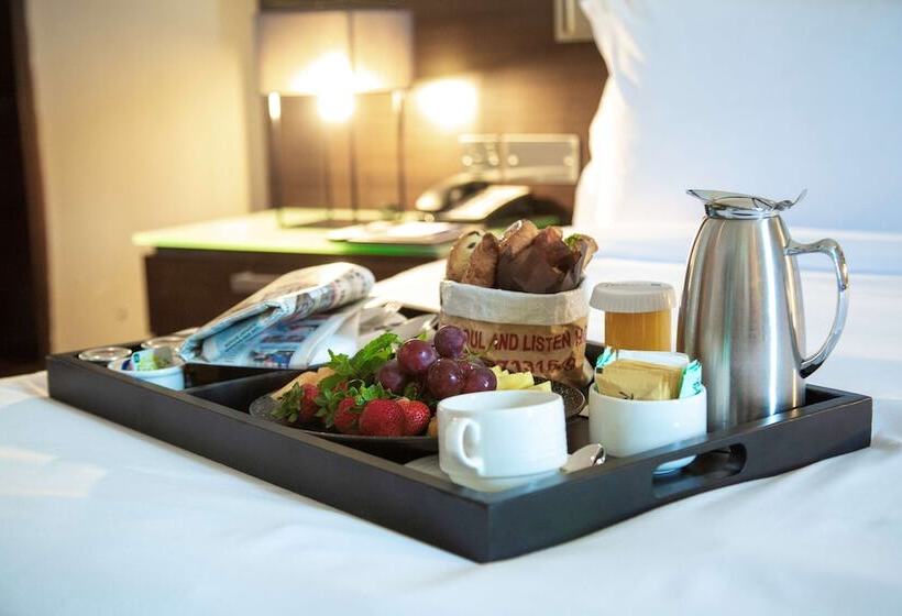 اتاق سوپریور با چشم‌انداز زمین گلف, Radisson Blu Hotel, Abu Dhabi Yas Island