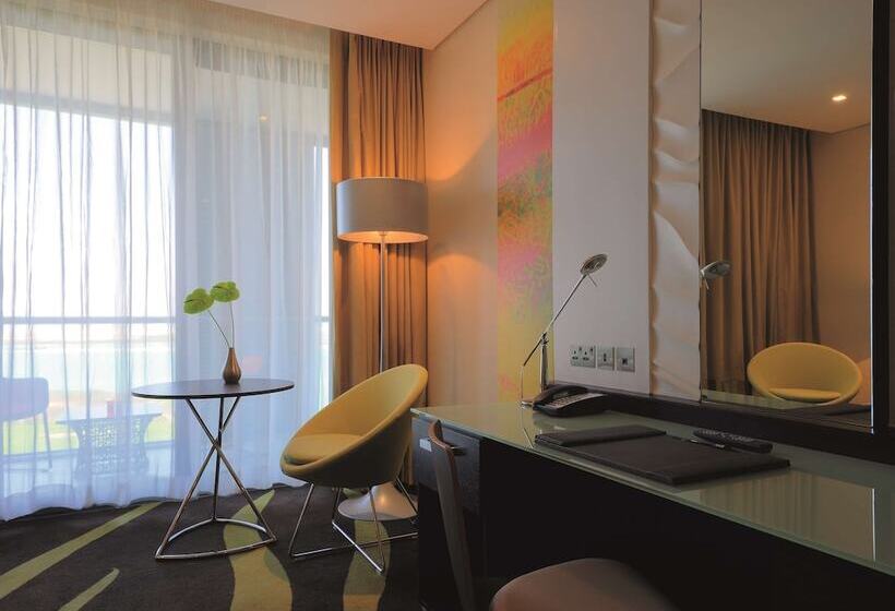 اتاق سوپریور با چشم‌انداز زمین گلف, Radisson Blu Hotel, Abu Dhabi Yas Island