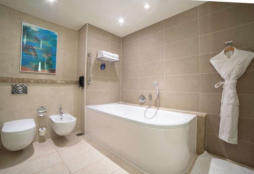 سوئیت دولوکس با چشم‌انداز, Radisson Blu Hotel, Abu Dhabi Yas Island