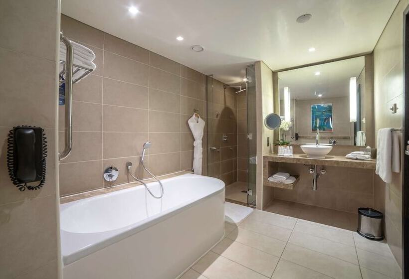 سوئیت دولوکس با چشم‌انداز, Radisson Blu Hotel, Abu Dhabi Yas Island