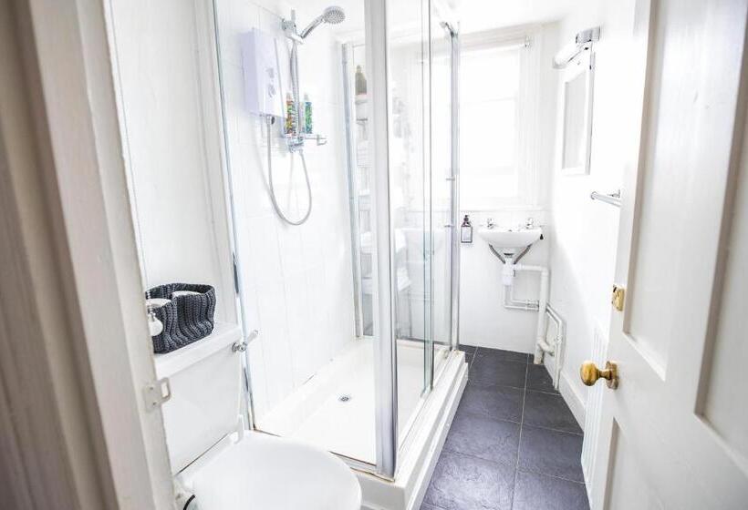 اتاق استاندارد با سرویس بهداشتی مشترک, Tower House Guest House