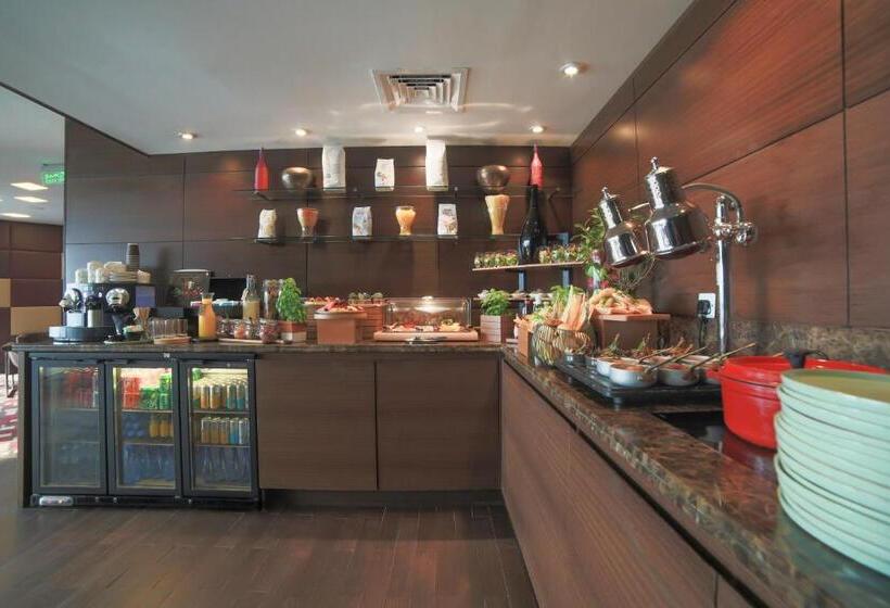 سوییت با چشم‌انداز دریا, Radisson Blu Hotel, Abu Dhabi Yas Island