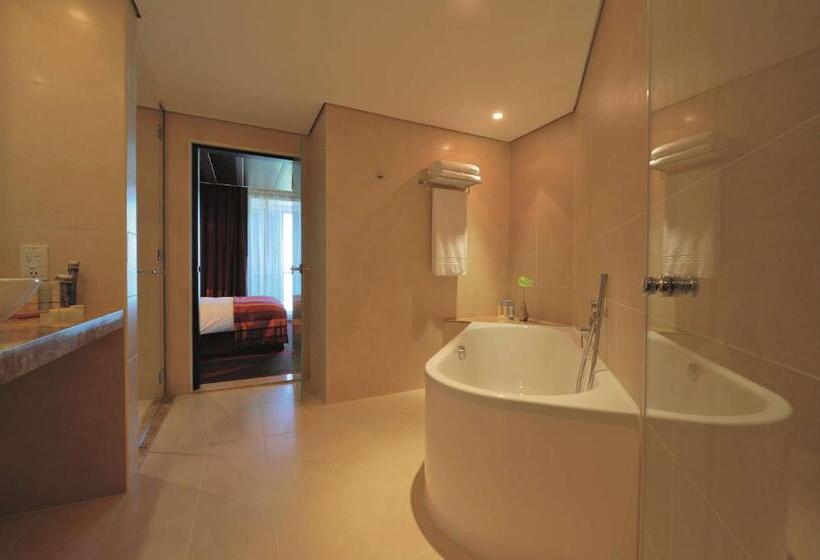 سوئیت دولوکس با چشم‌انداز, Radisson Blu Hotel, Abu Dhabi Yas Island
